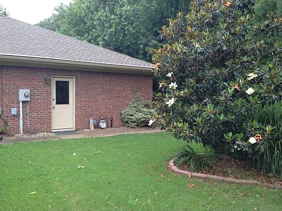 Side yard not fenced