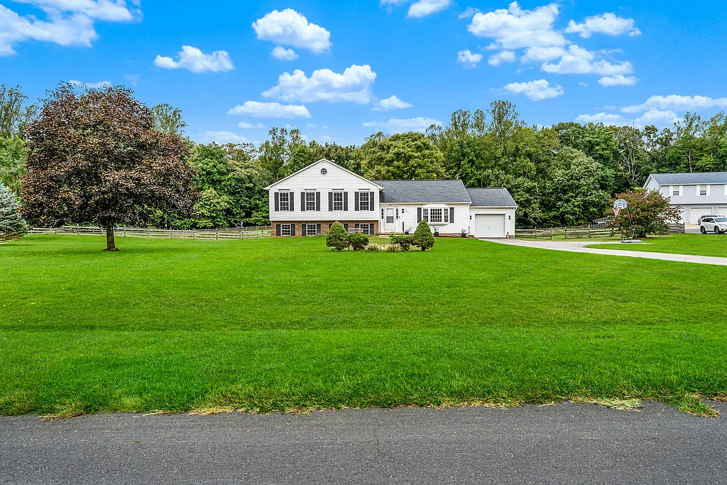 5 bed, 2828 sqft, $3,900 — Photo 3