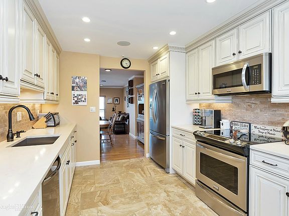 5th image of 126 Woodlake Dr W