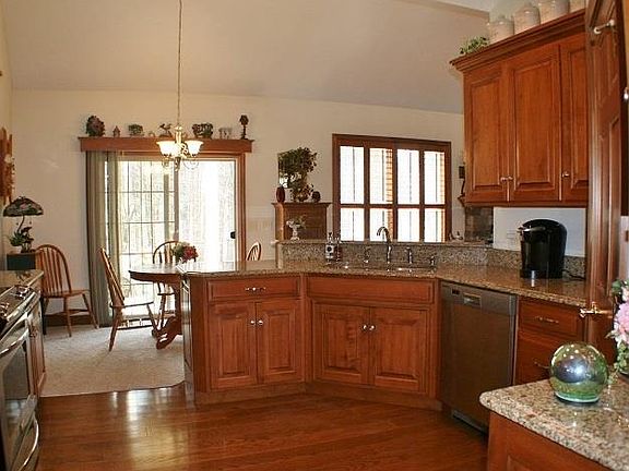 5th image of 61 Woodlake Trl