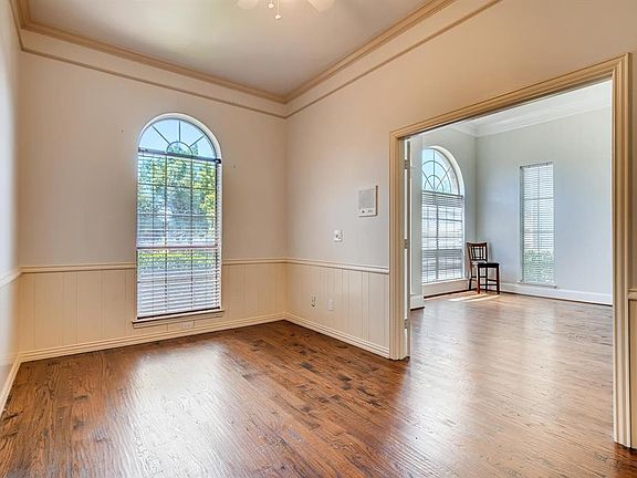 4th image of 2419 Creekside Cir N