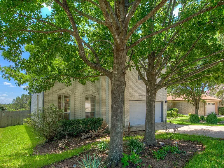 16813 Luckenwald Dr — Photo 29