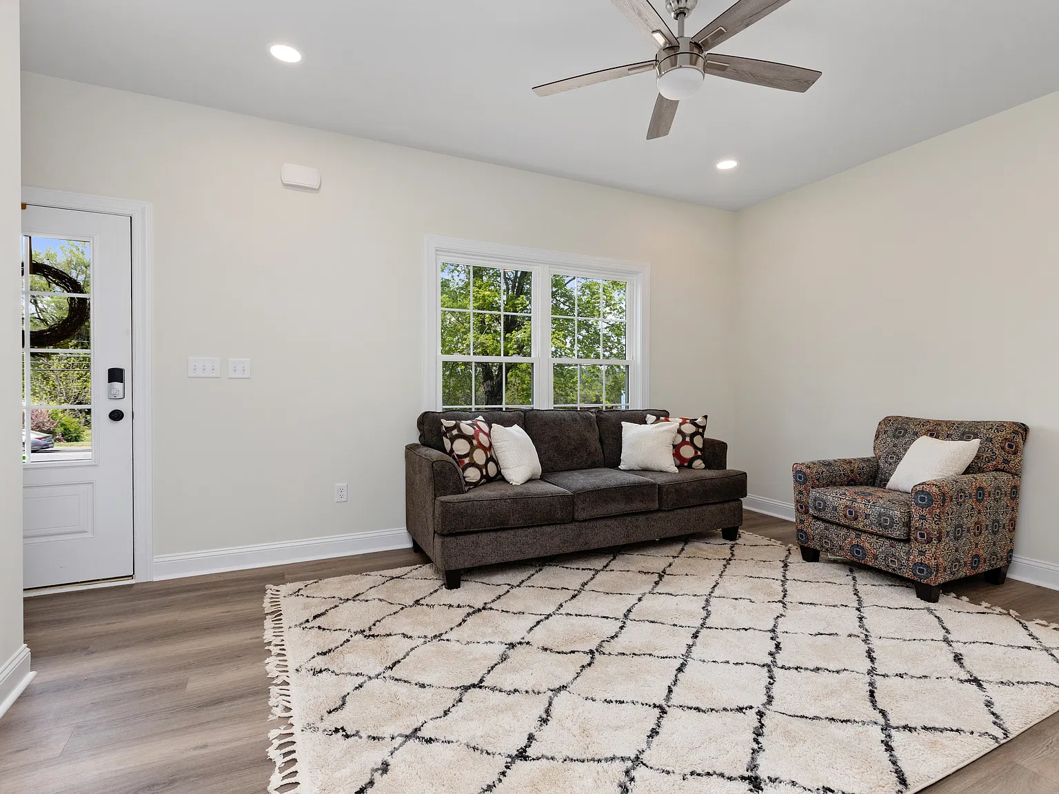 3 bed, 2.5 bath, 1260 sqft, $1,890 — Photo 3