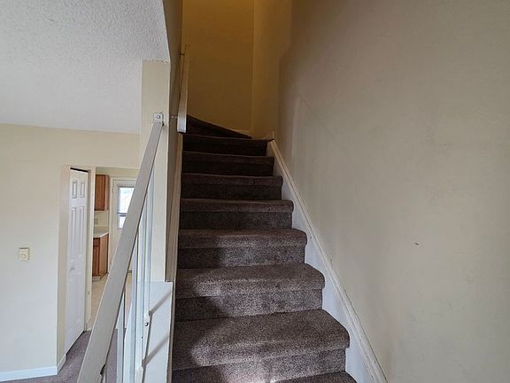4th image of 915 W Hill Ave #102