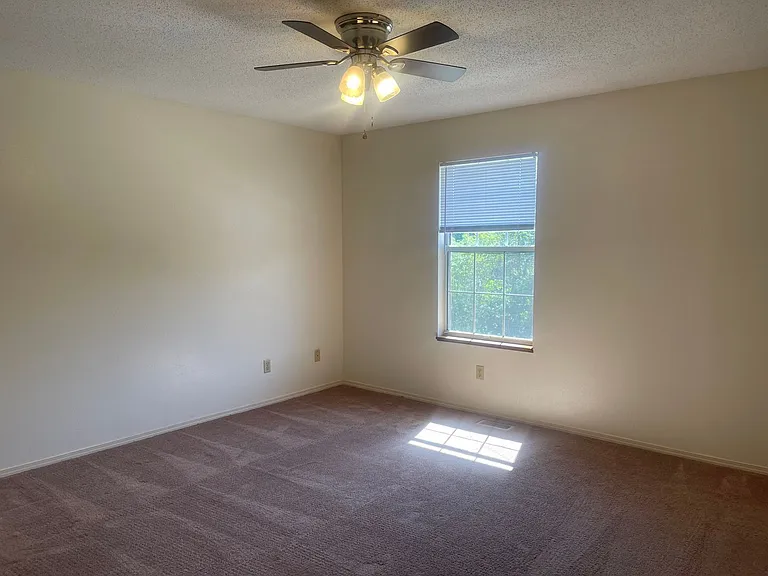 1300 W Hall St #1-24 — Photo 14