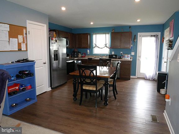 5th image of 240 Pond View Ln