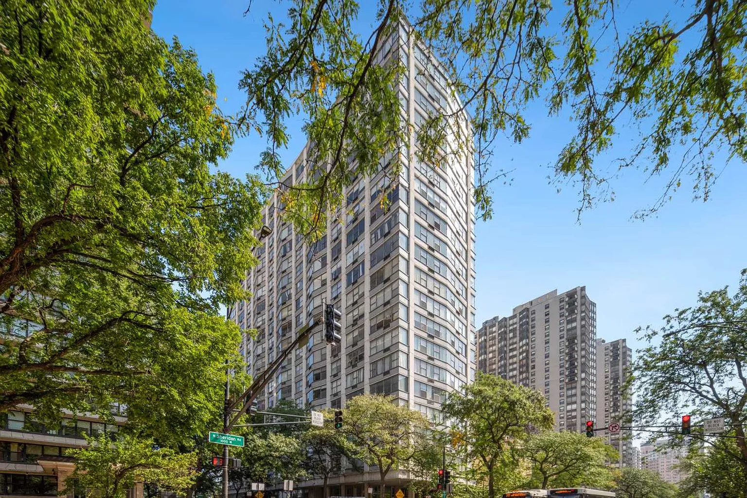 5757 N Sheridan Rd APT 4E photo 1