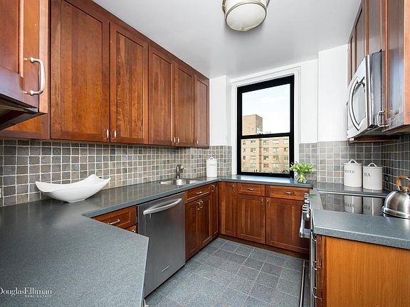 2nd image of 124 W 93rd St APT 6C