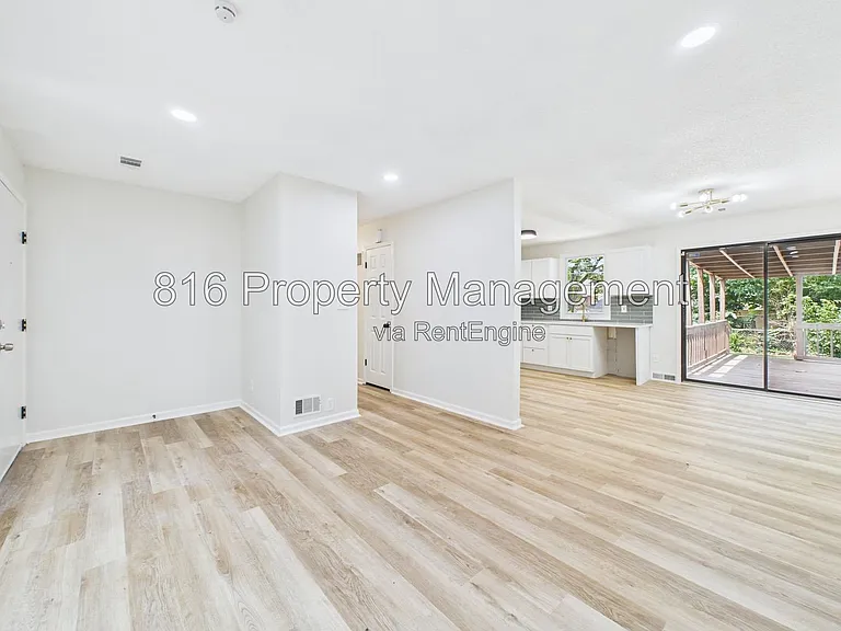 11230 Corrington Ave — Photo 3