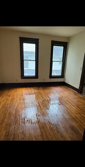 328 E Market St — Photo 4