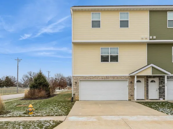 701 Cox Ct, Le Claire, IA 52753