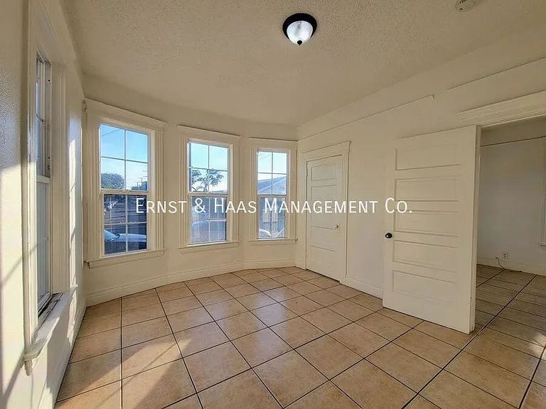 1815 E 11th St — Photo 15