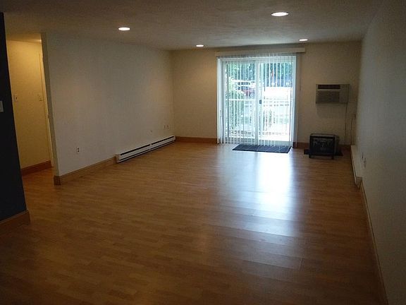 3rd image of 25 Greentree Ln APT 13