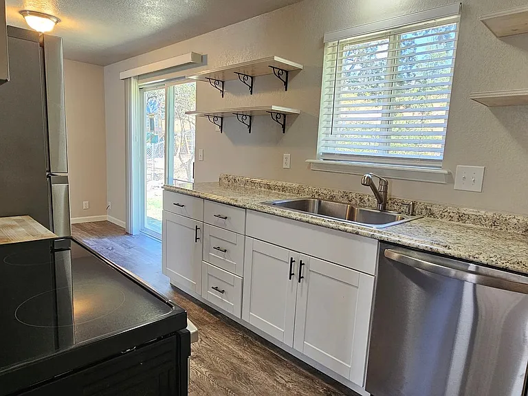 1090 NE Hefley St — Photo 8