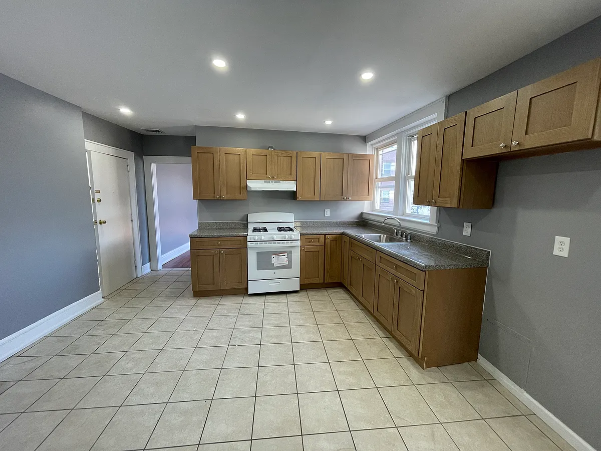 Building Photo - 127-129 Grafton Ave #3