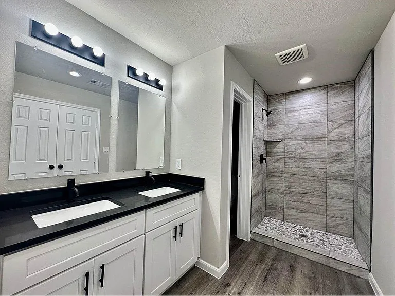 4302 Hirsch Rd #B — Photo 11