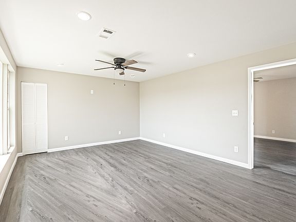 4th image of 8419 Shaw Ave #4