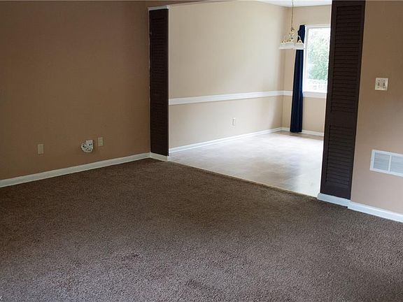 3rd image of 1028 Middlecoff Dr
