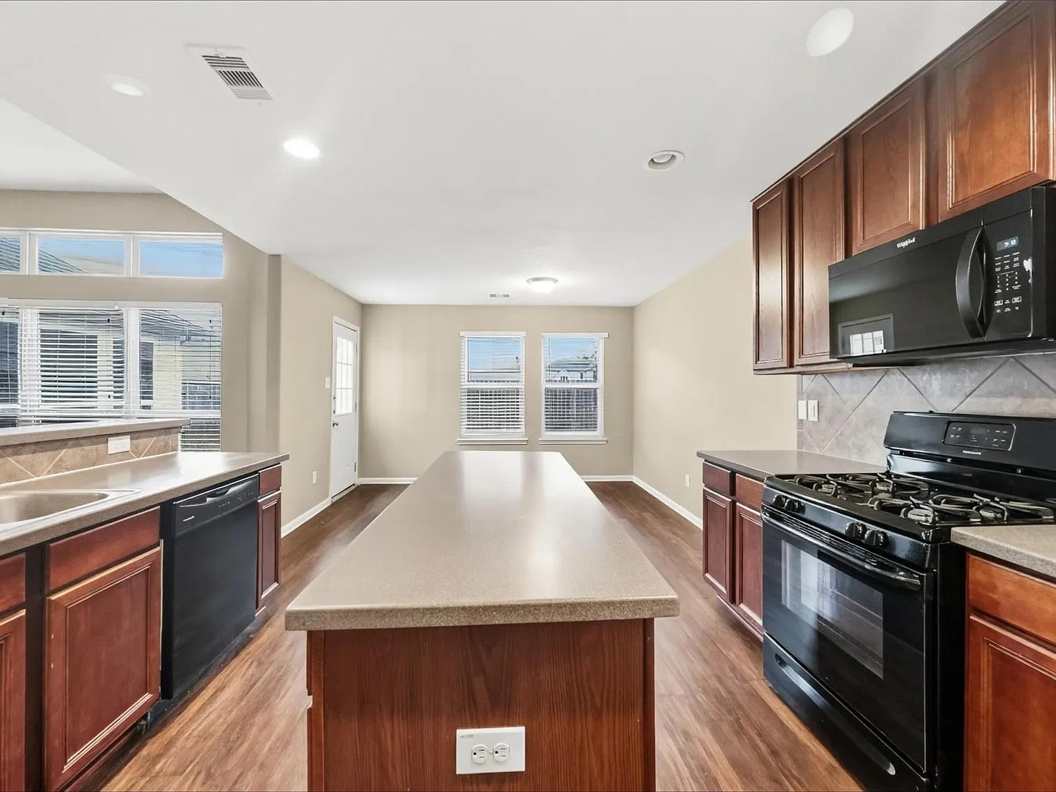 3 bed, 2.0 bath, 2293 sqft, $2,255 — Photo 3