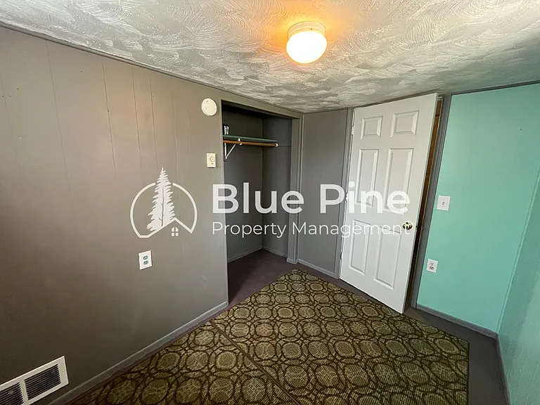 498 E 17th St — Photo 12