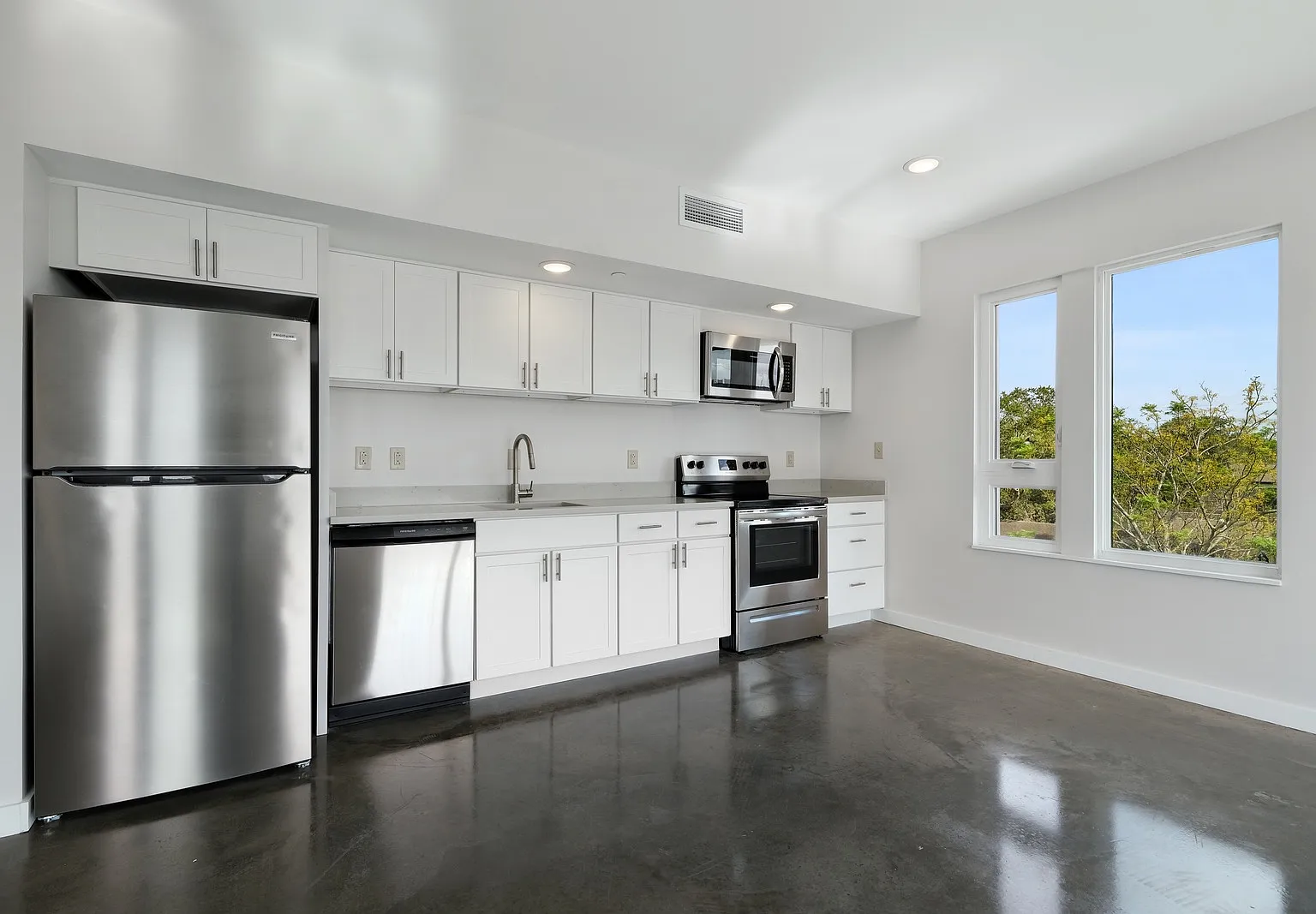 Sunny 1-Bed with Balcony, In-Unit Laundry & Off-Street Parking in Mid-City Water & Trash Included — Photo 3