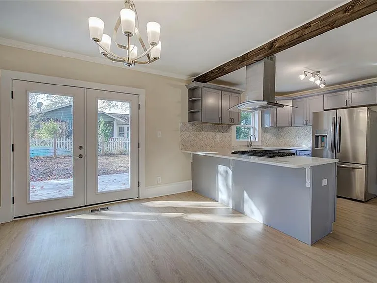 415 E 10th St SE — Photo 14