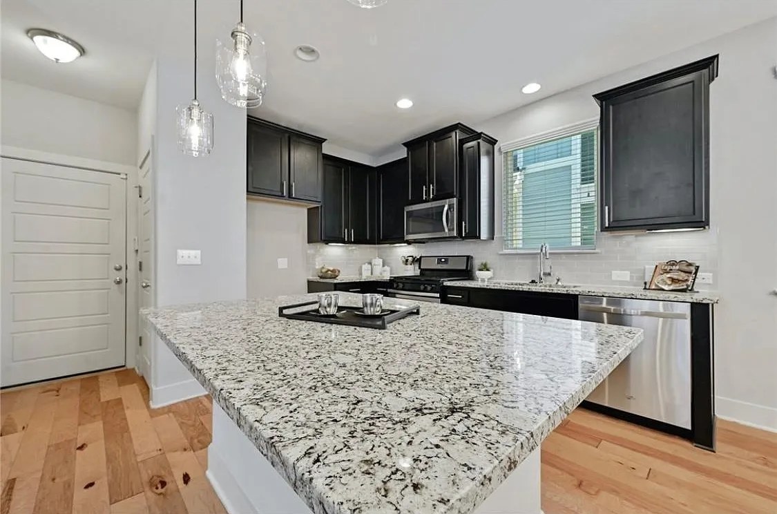 3 bed, 2.5 bath, 1723 sqft, $2,800 — Photo 4