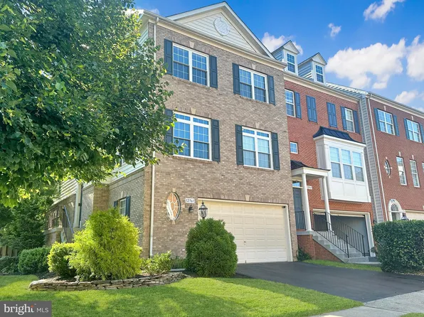 12561 Royal Wolf Pl, Fairfax, VA 22030
