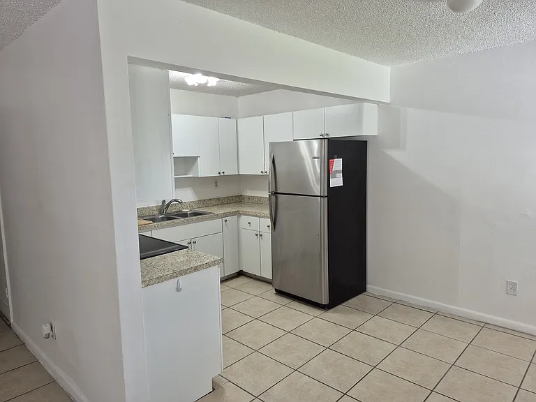 3661 SW 60th Ave — Photo 2