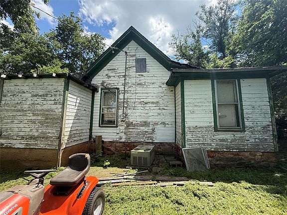5th image of 108 W Lee St