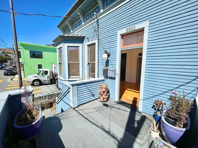 3901-3901 1/2 Folsom Street — Photo 2