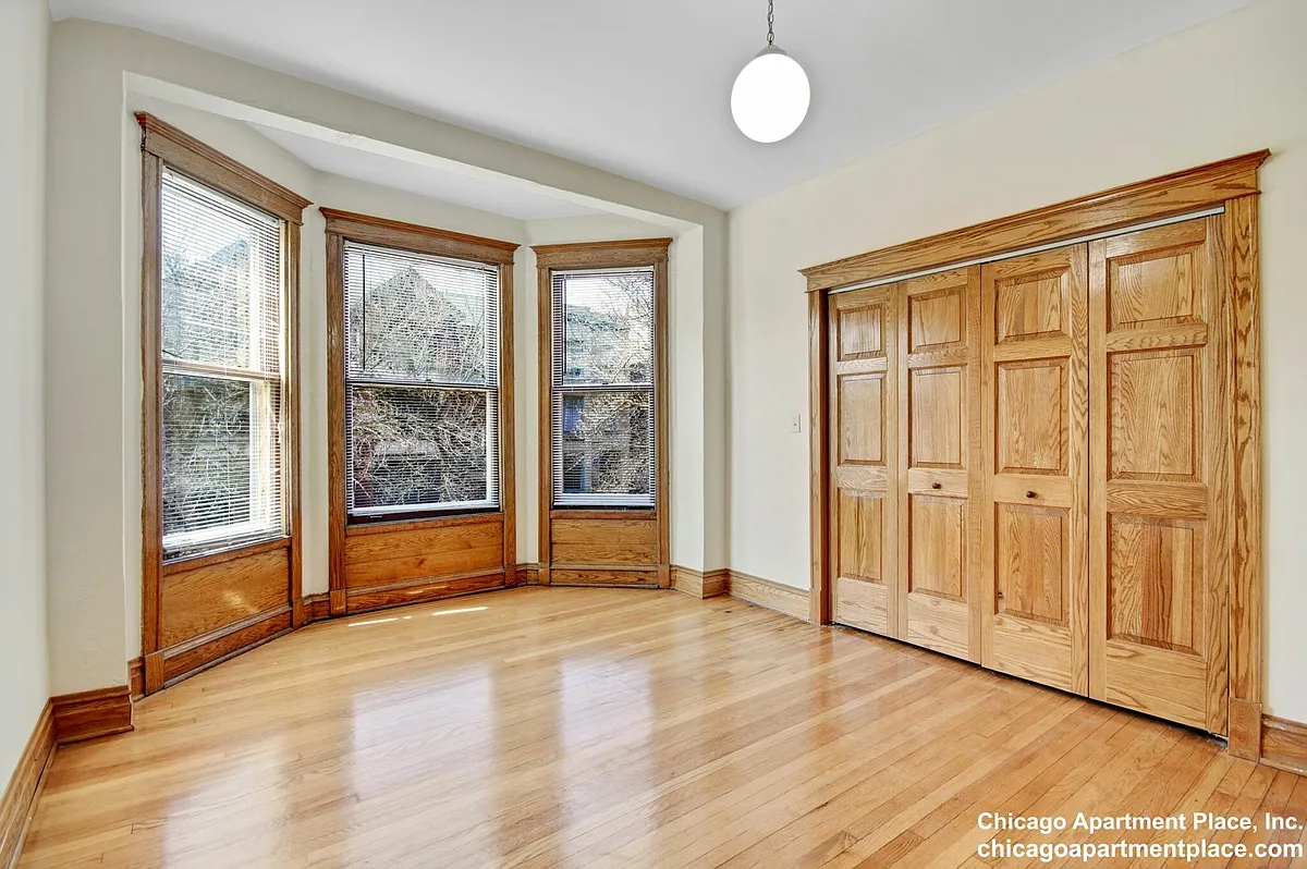 Building Photo - 854 W Waveland Ave #2