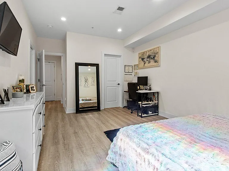 1649 E Eyre St #7 — Photo 16