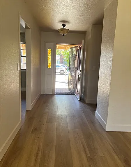 911 Mariposa Dr — Photo 4