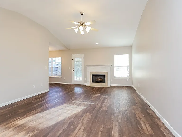 804 Birchmill Point N — Photo 3