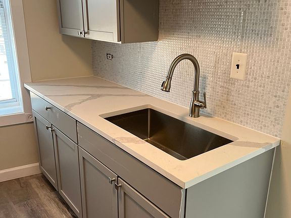 3rd image of 805 Garfield St Floor 2