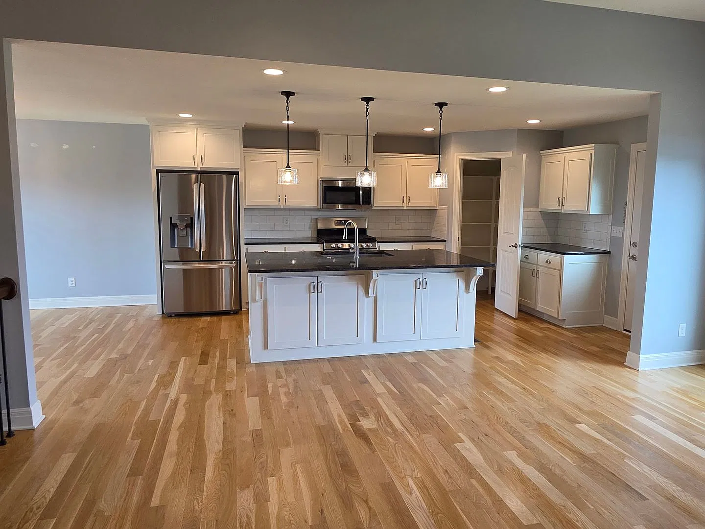 Stunning 4-bedroom, 3-bathroom, Split-Level — Photo 4