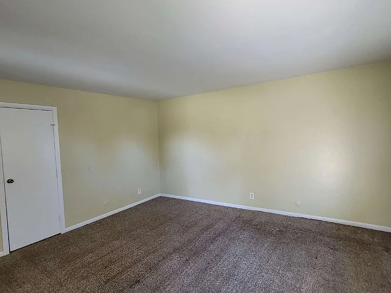 1230 Taylor Dr W — Photo 2