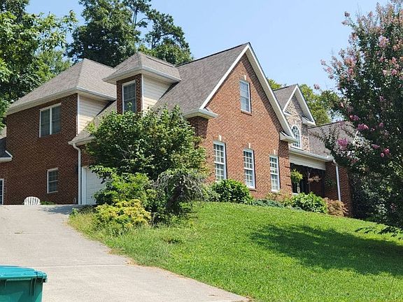 2nd image of 2006 Shady Hollow Ln