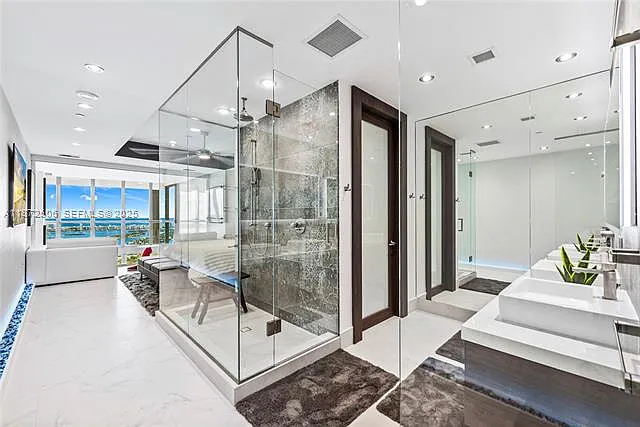1100 Biscayne Blvd #LPH6105 — Photo 30
