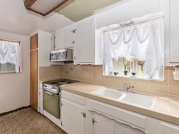 4th image of 1125 Chateau Dr