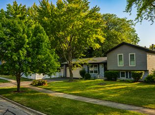 4 N Birchwood Dr, Naperville, IL 60540