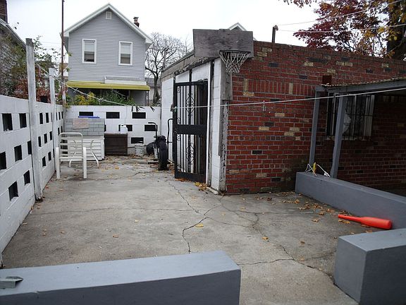 backyard w/ detached garage