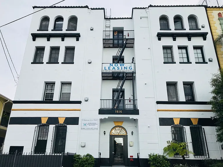 Chateau Los Feliz — Photo 42