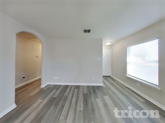 3rd image of 6803 Luckey Tree