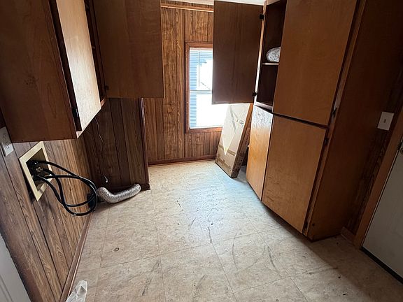 5th image of 900 E 6th St