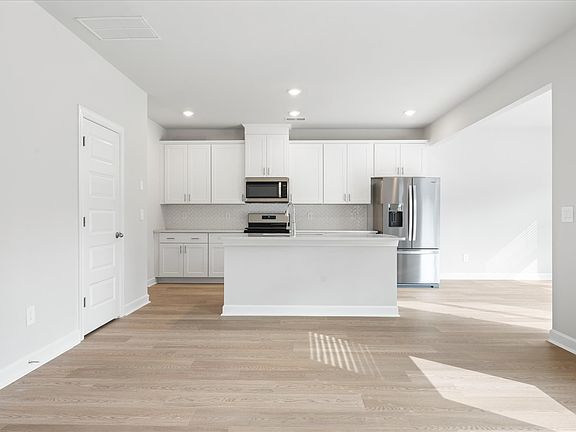 Welcome to the Dallas floorplan at Brayfield Manor - Heritage Collection.