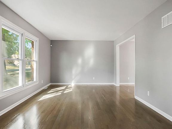 4th image of 11931 Charlotte St