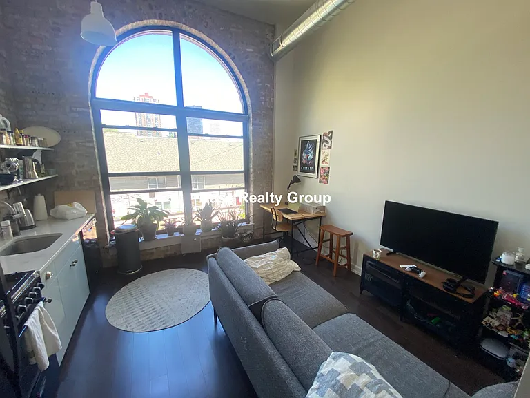 5021 N Kenmore Ave #204 — Photo 2