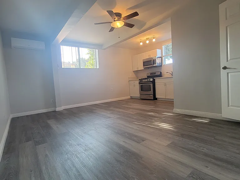 2550 Montrose Ave — Photo 5